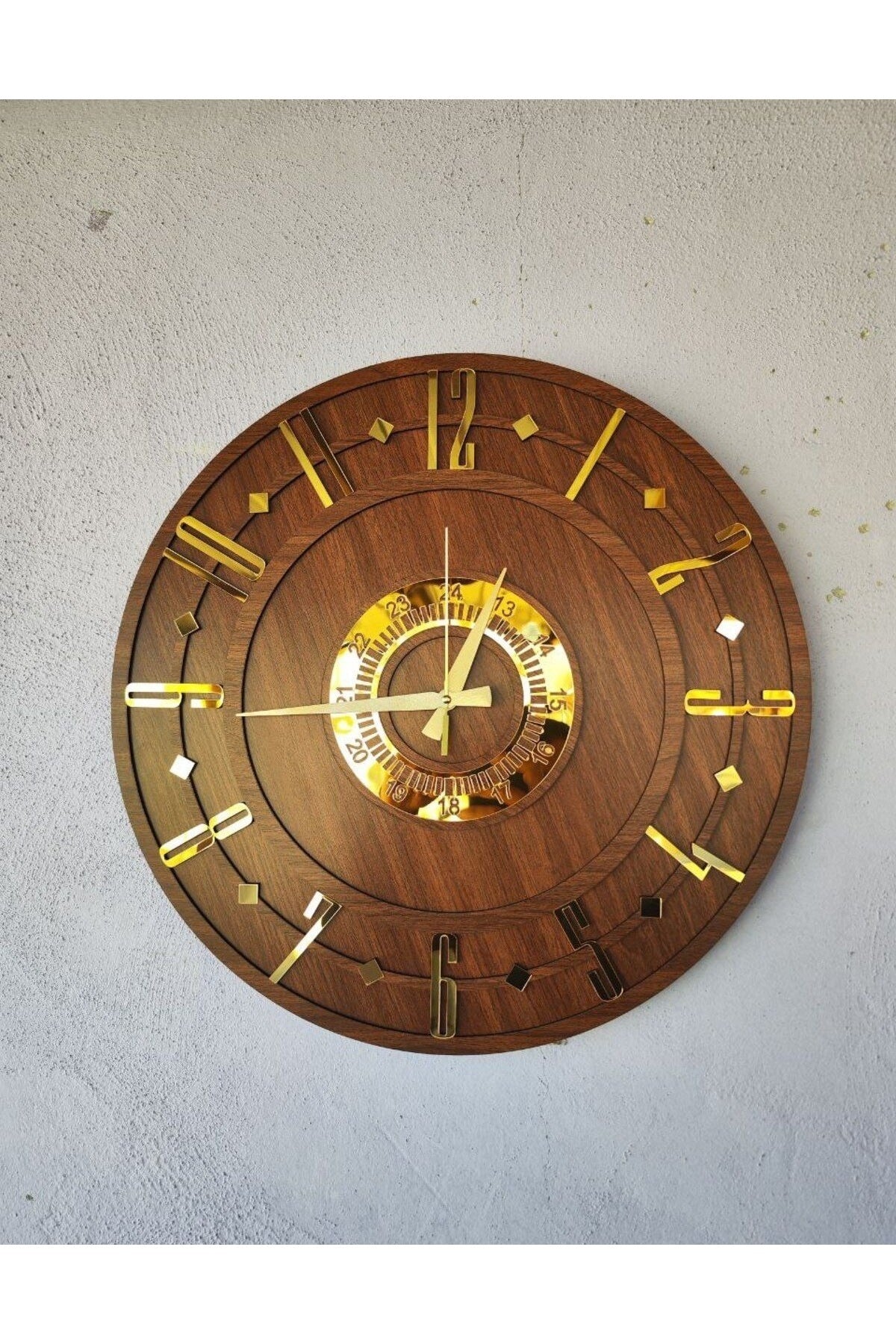 Ceviz Renk Ahşap Gold Sayılı Hediyelik Dekoratif Sessiz Desenli Ev Hediyelik Duvar Saati 50cm