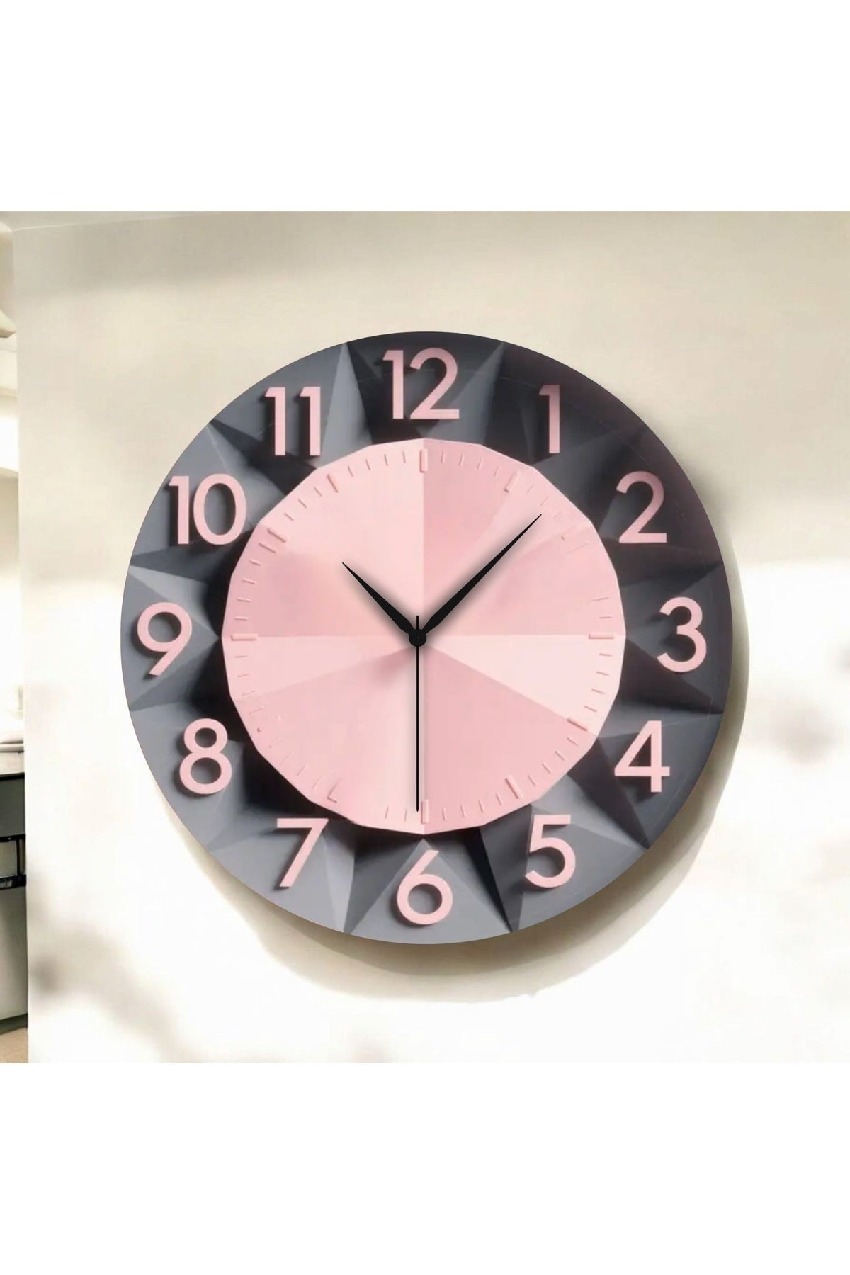 Siyah Pembe Renkli Baskı Kabartma Görünümlü Desenli Sayılı Hediyelik Ahşap Sessiz Duvar Saati